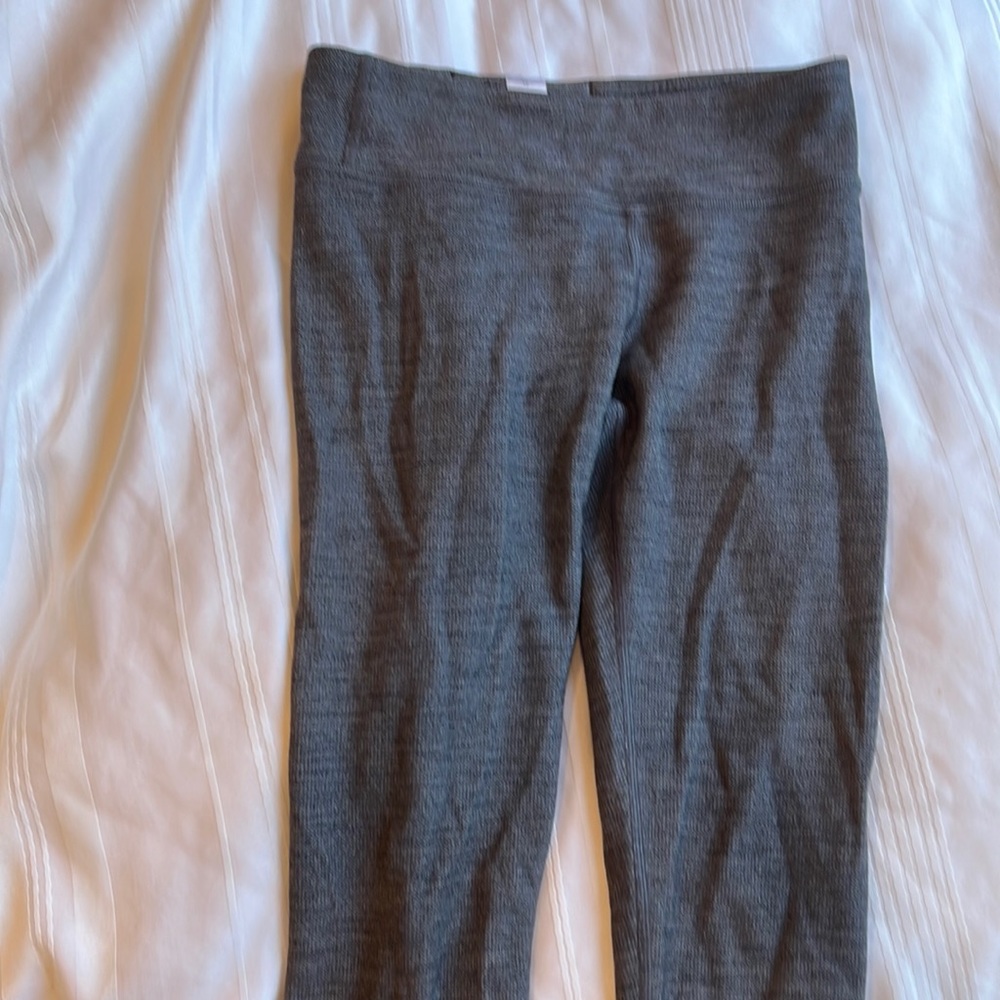 Ivivva (discontinued) Heather grey cropped leggings size 10!🖤